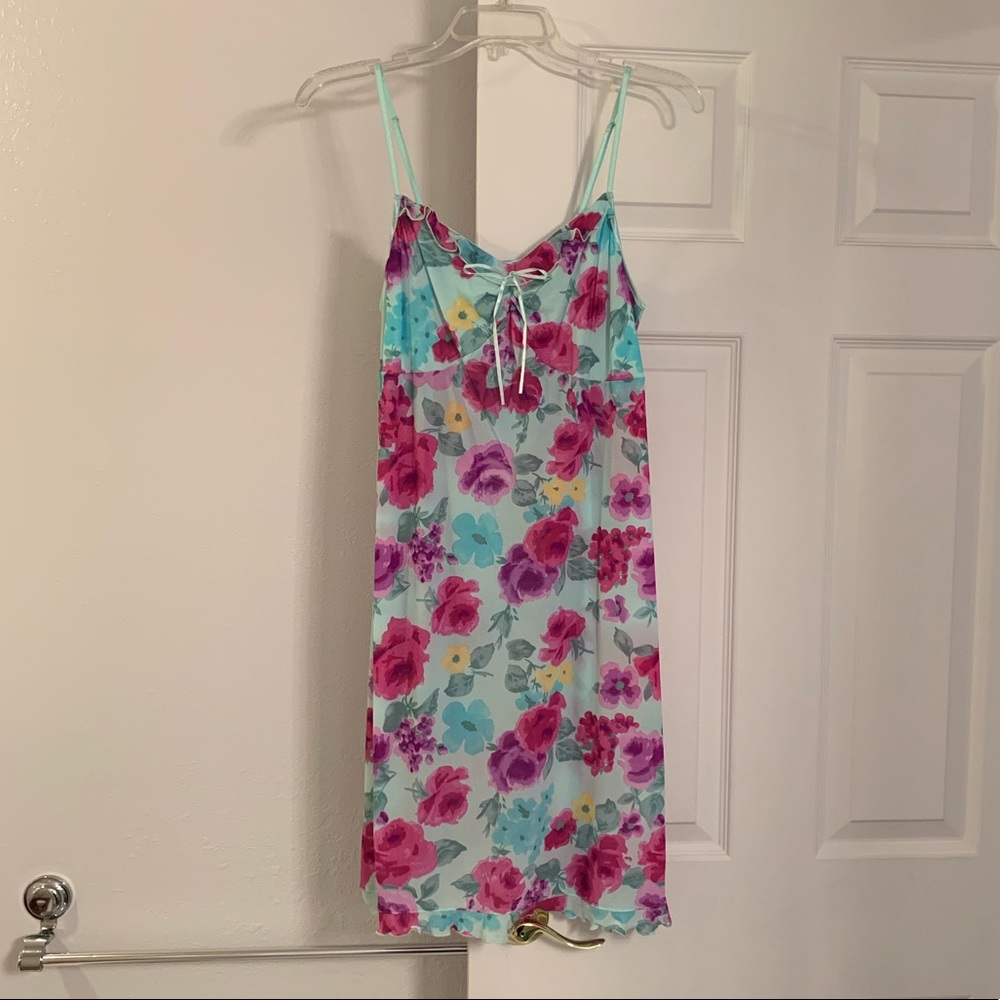 "Gilligan & O'Malley"
Fushia & Teal Flowered Chemise
100% Nylon
Size XL
Like New